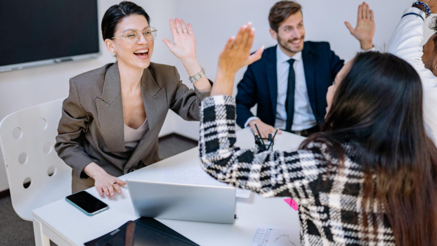 Alumni-Community beim Austausch über SEO-Analytics-Strategien