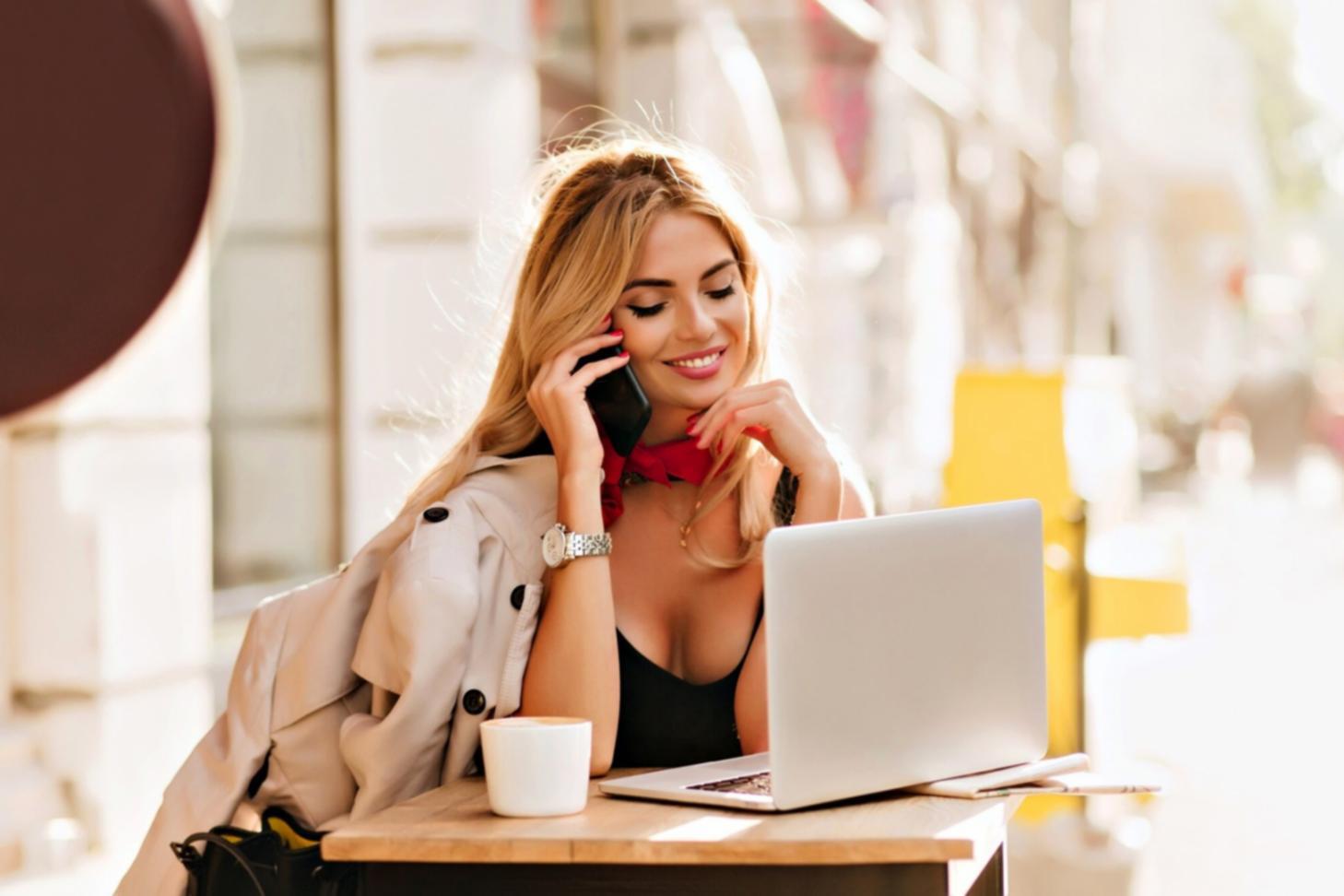 Teilnehmer arbeiten an praktischen SEO-Analysen während eines Webinars